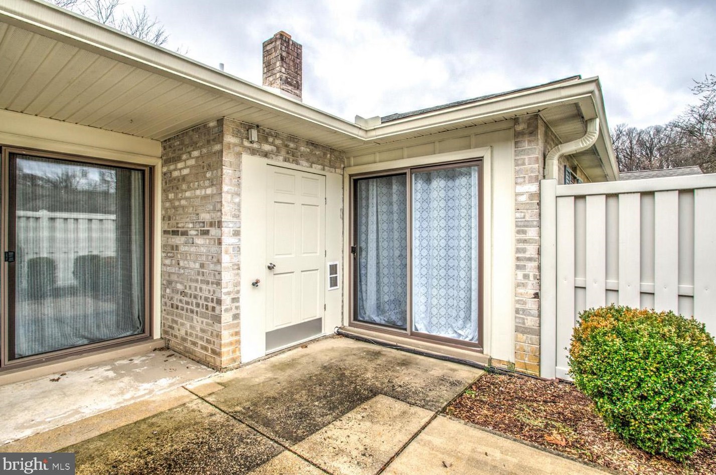 322 Valleybrook Dr, Lancaster PA  17601-4633 exterior