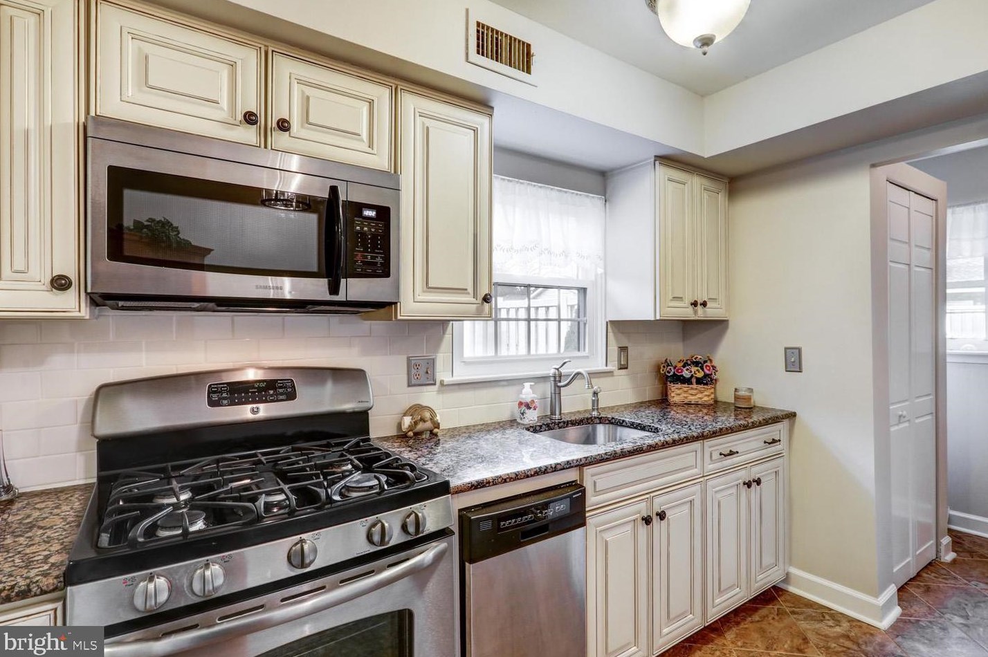 322 Valleybrook Dr, Lancaster PA  17601-4633 exterior