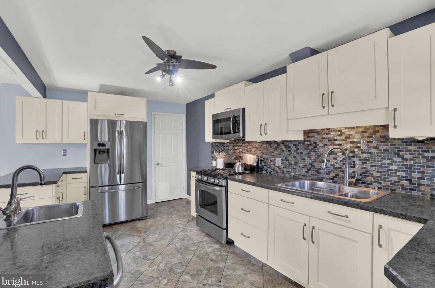 1360 Calvert Ln, Lancaster PA  17603-6828 exterior