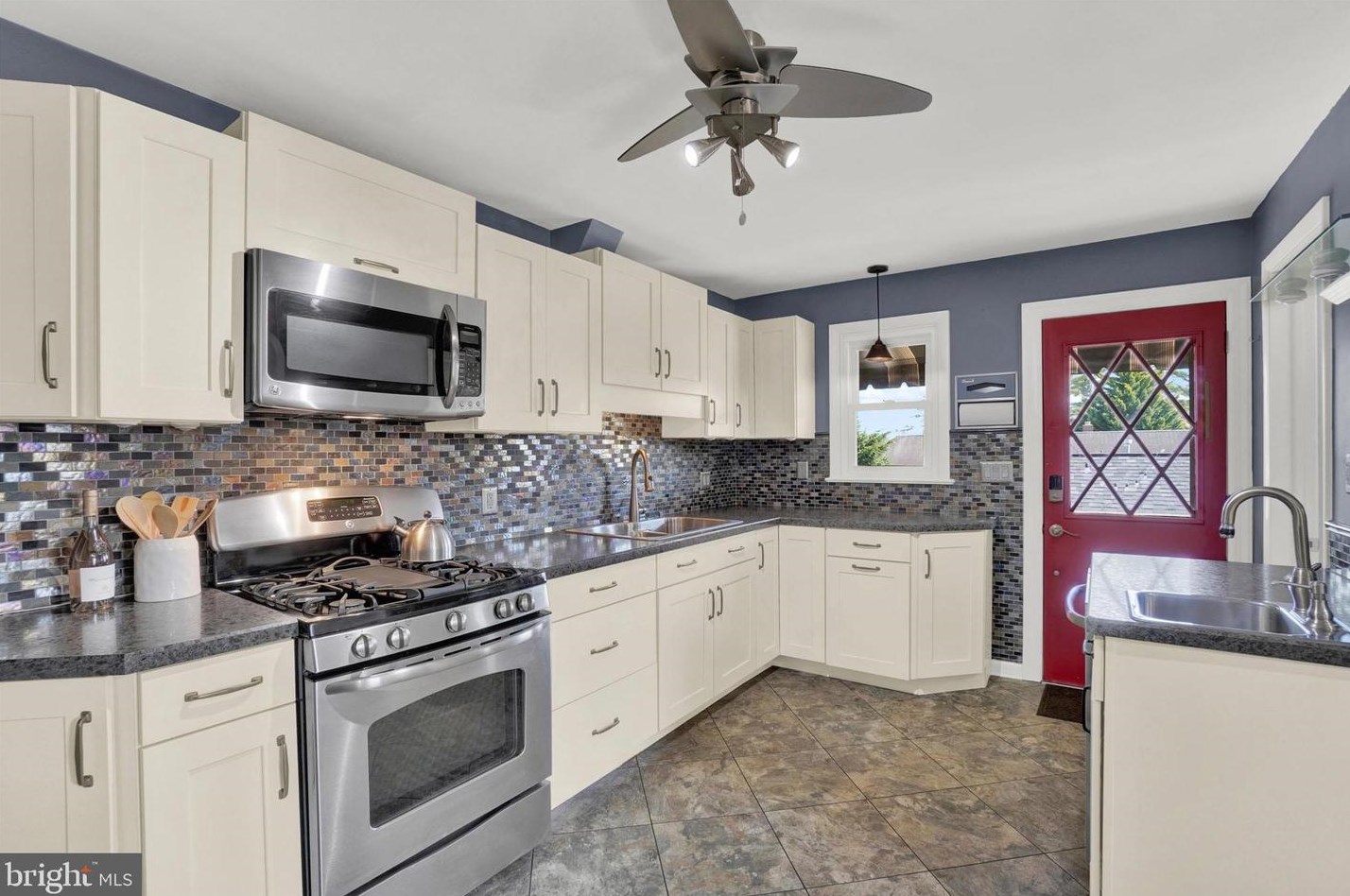 1360 Calvert Ln, Lancaster PA  17603-6828 exterior