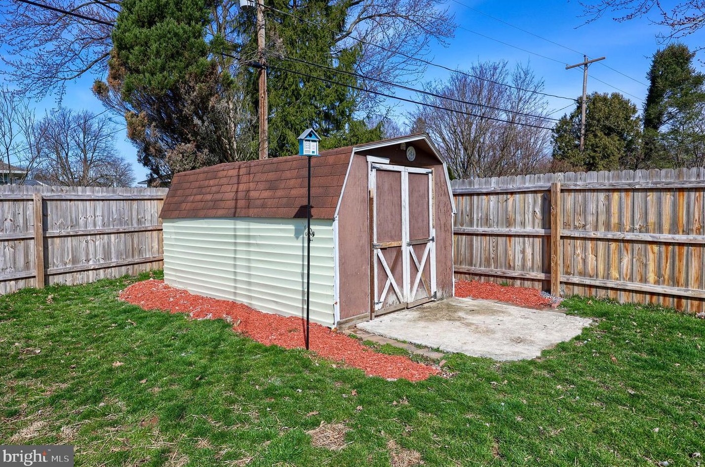 104 Armstrong Ln, Lancaster PA  17603-5972 exterior