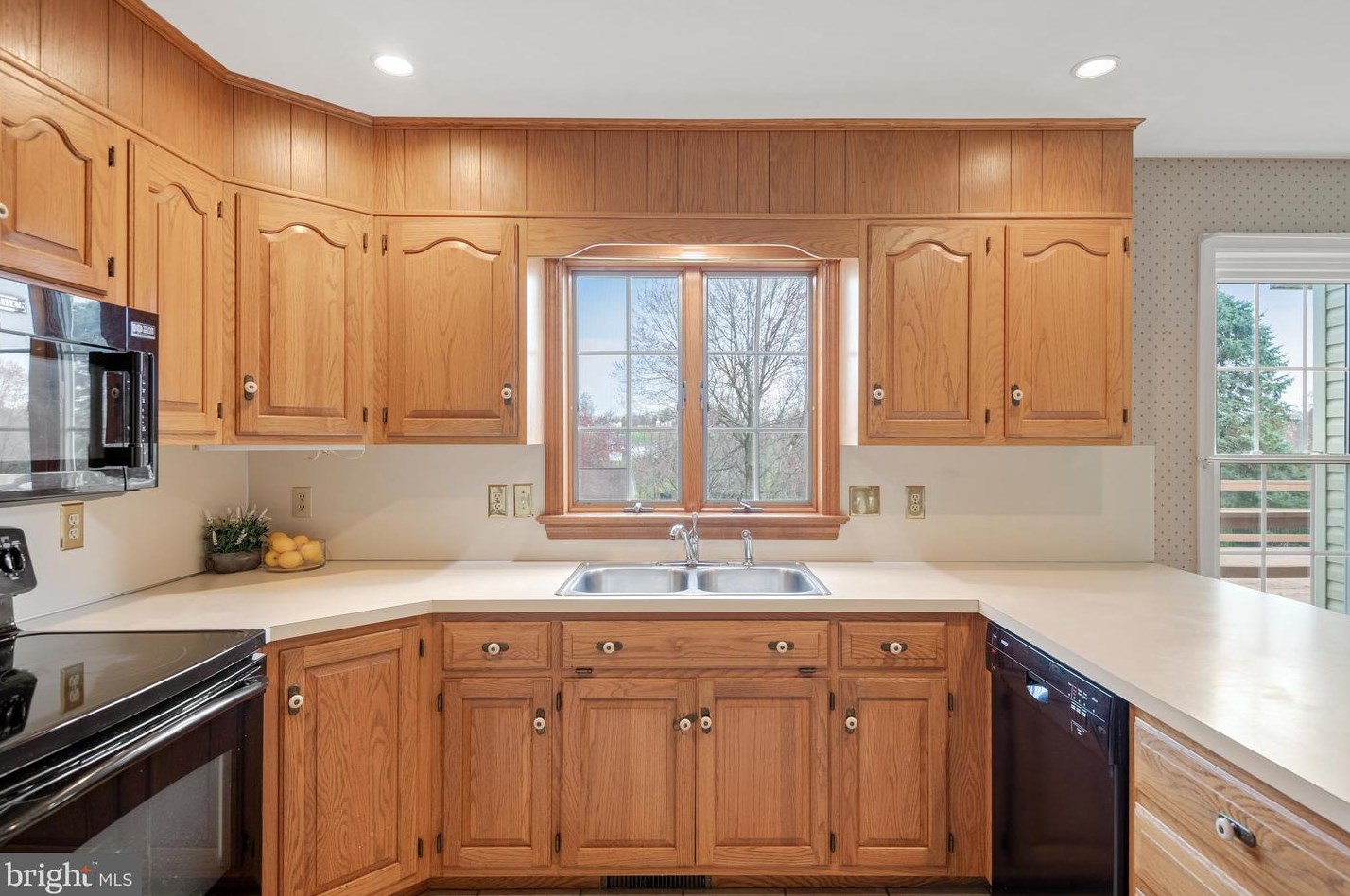 13 Strawberry Ln, Lancaster PA  17602-1637 exterior