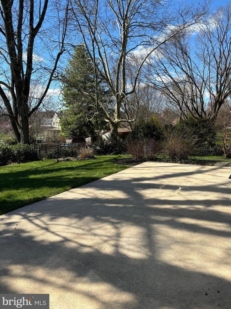 2106 Lyndell Dr, Lancaster PA  17601-5728 exterior