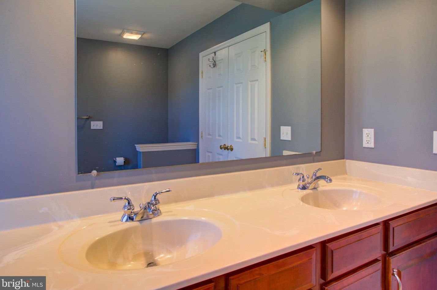 2141 Colleens Way, Lancaster PA  17601-5756 exterior