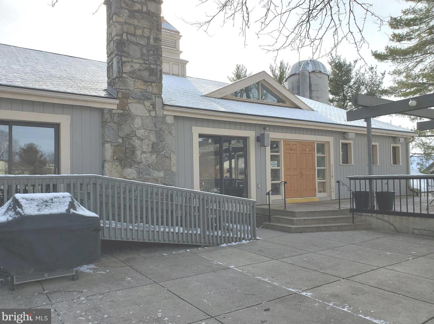 410 Valleybrook Dr, Lancaster PA  17601-4642 exterior