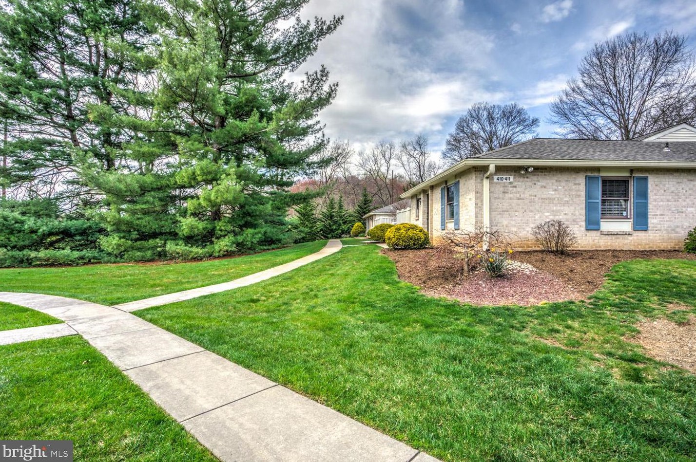 410 Valleybrook Dr, Lancaster PA  17601-4642 exterior