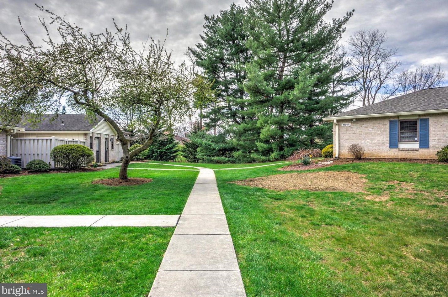 410 Valleybrook Dr, Lancaster PA  17601-4642 exterior