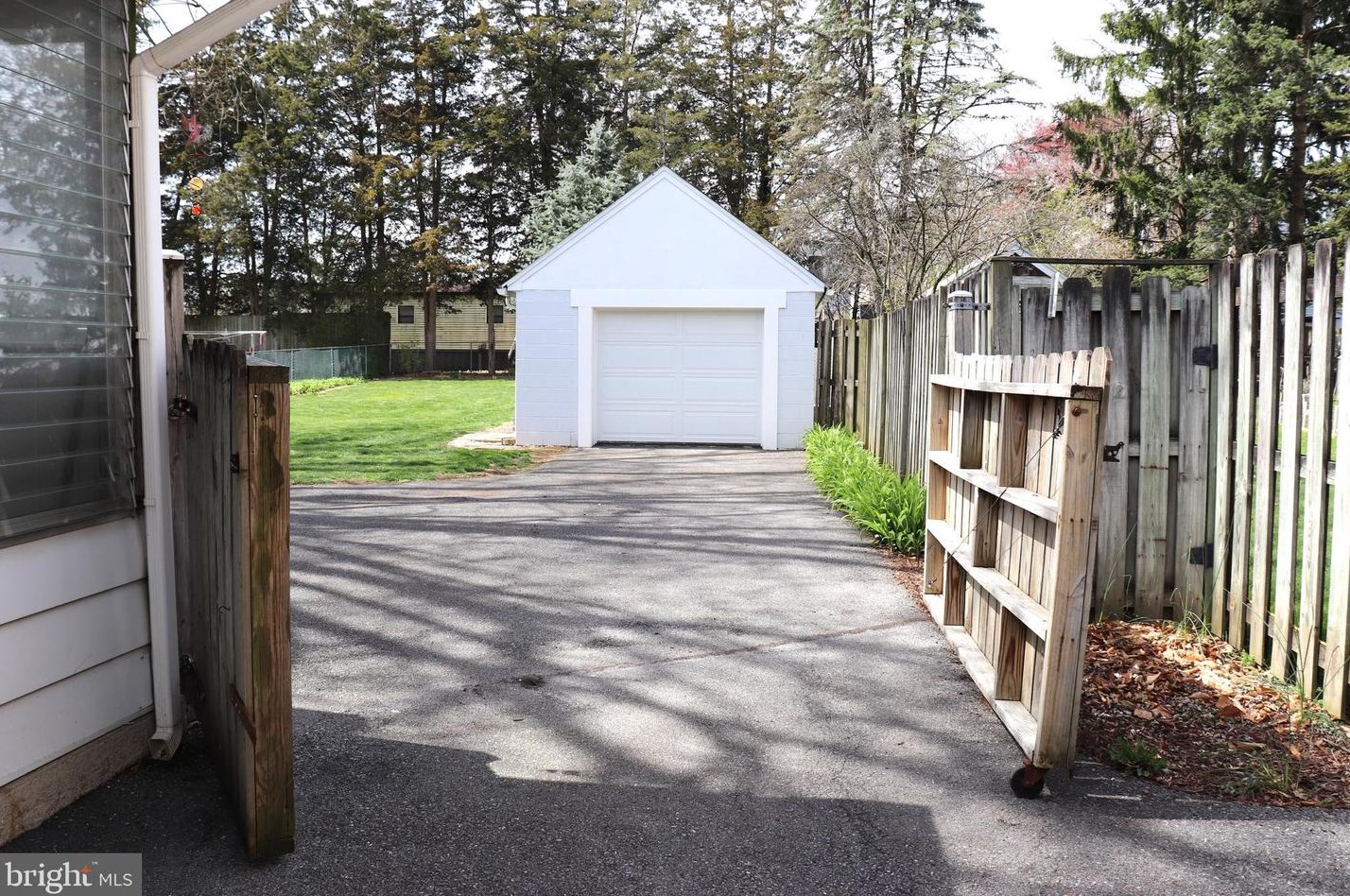131 Old Mill Rd, Ephrata PA  17522-1810 exterior
