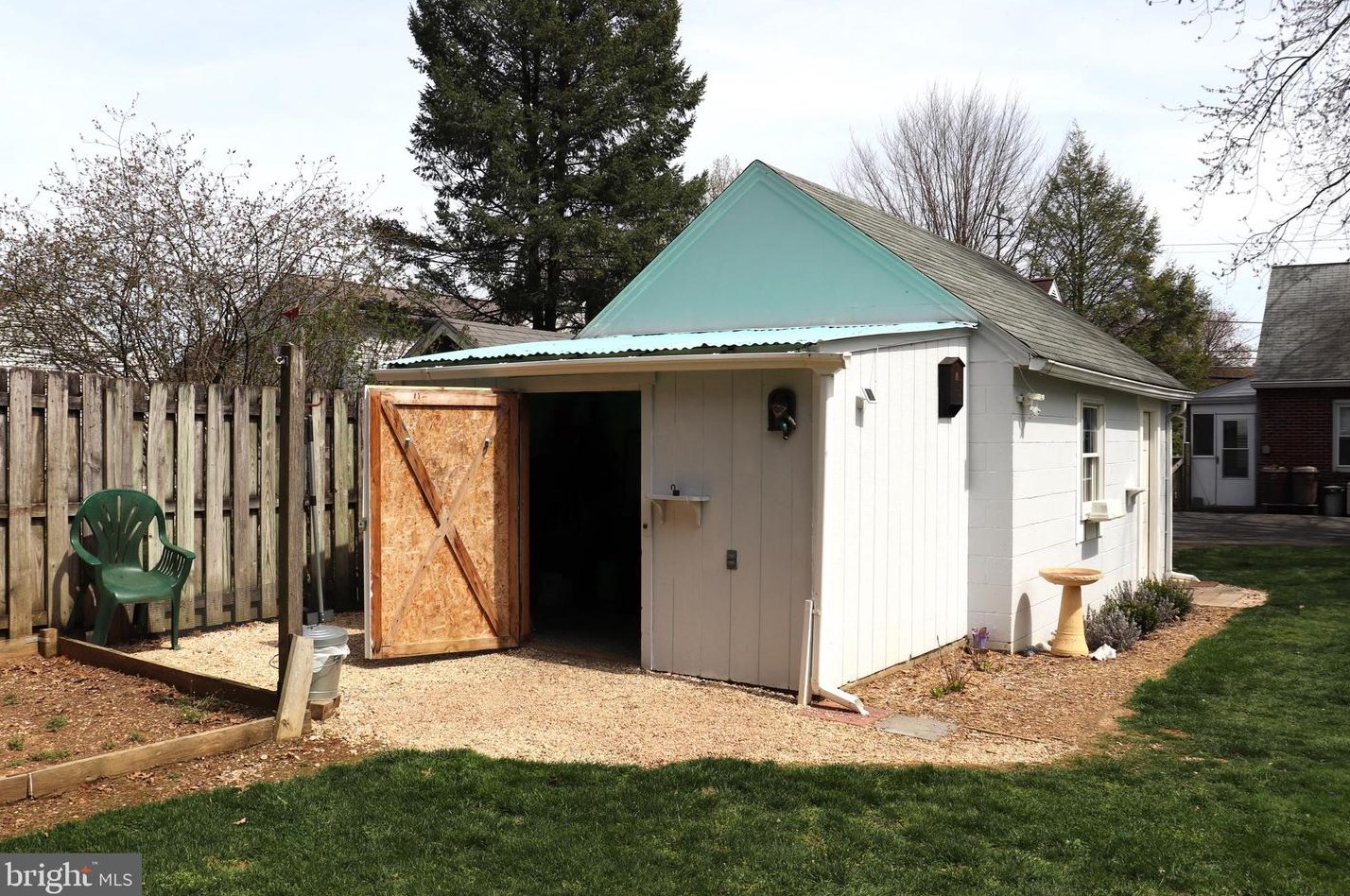 131 Old Mill Rd, Ephrata PA  17522-1810 exterior