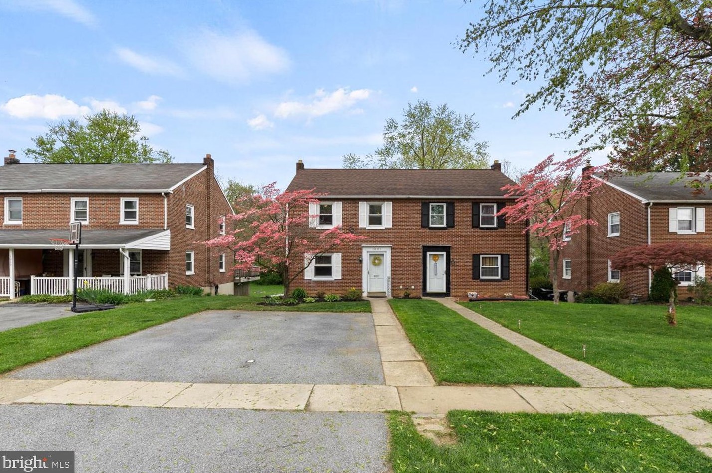 1021 Edgemoor Ct, Lancaster PA  17601-5131 exterior
