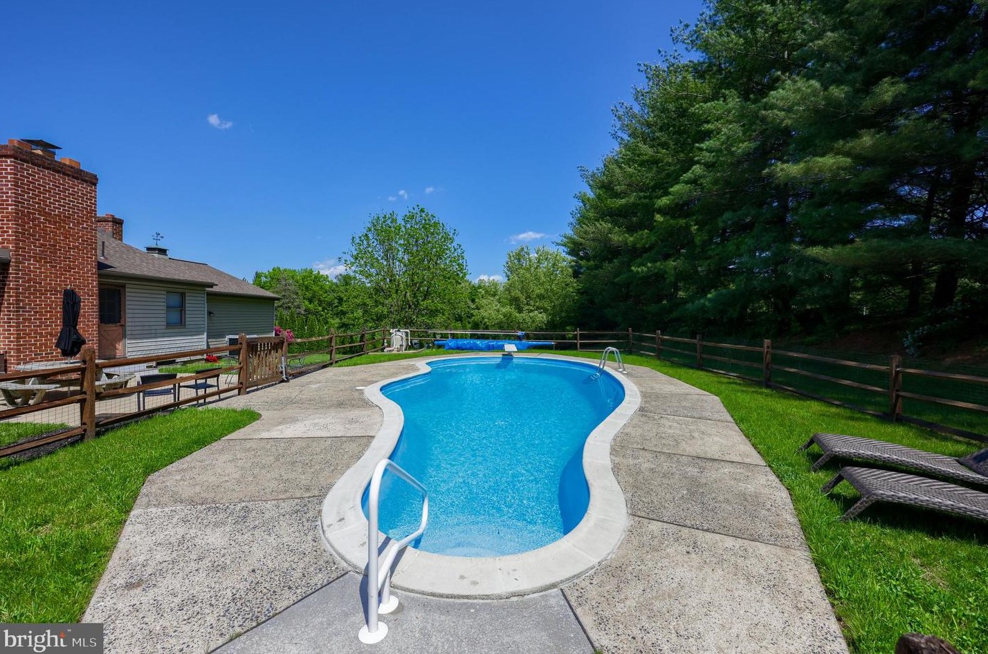 2112 Hollinger Rd, Lancaster PA  17602-4724 exterior