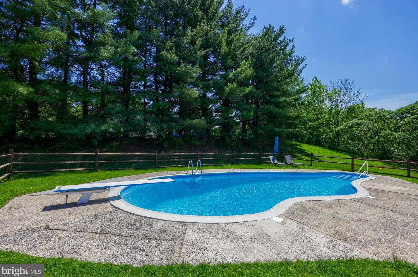 2112 Hollinger Rd, Lancaster PA  17602-4724 exterior