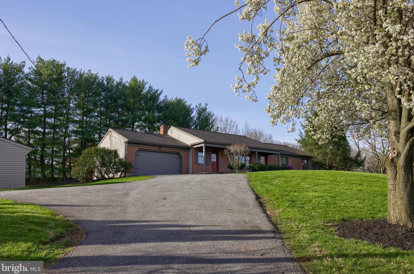 2112 Hollinger Rd, Lancaster PA  17602-4724 exterior