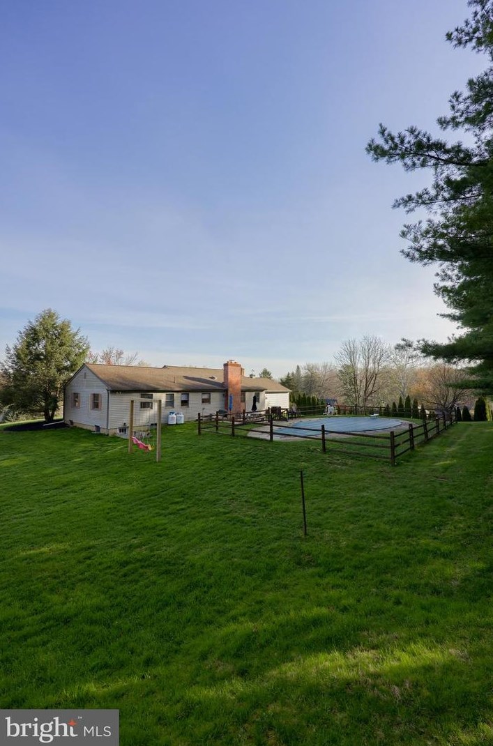 2112 Hollinger Rd, Lancaster PA  17602-4724 exterior