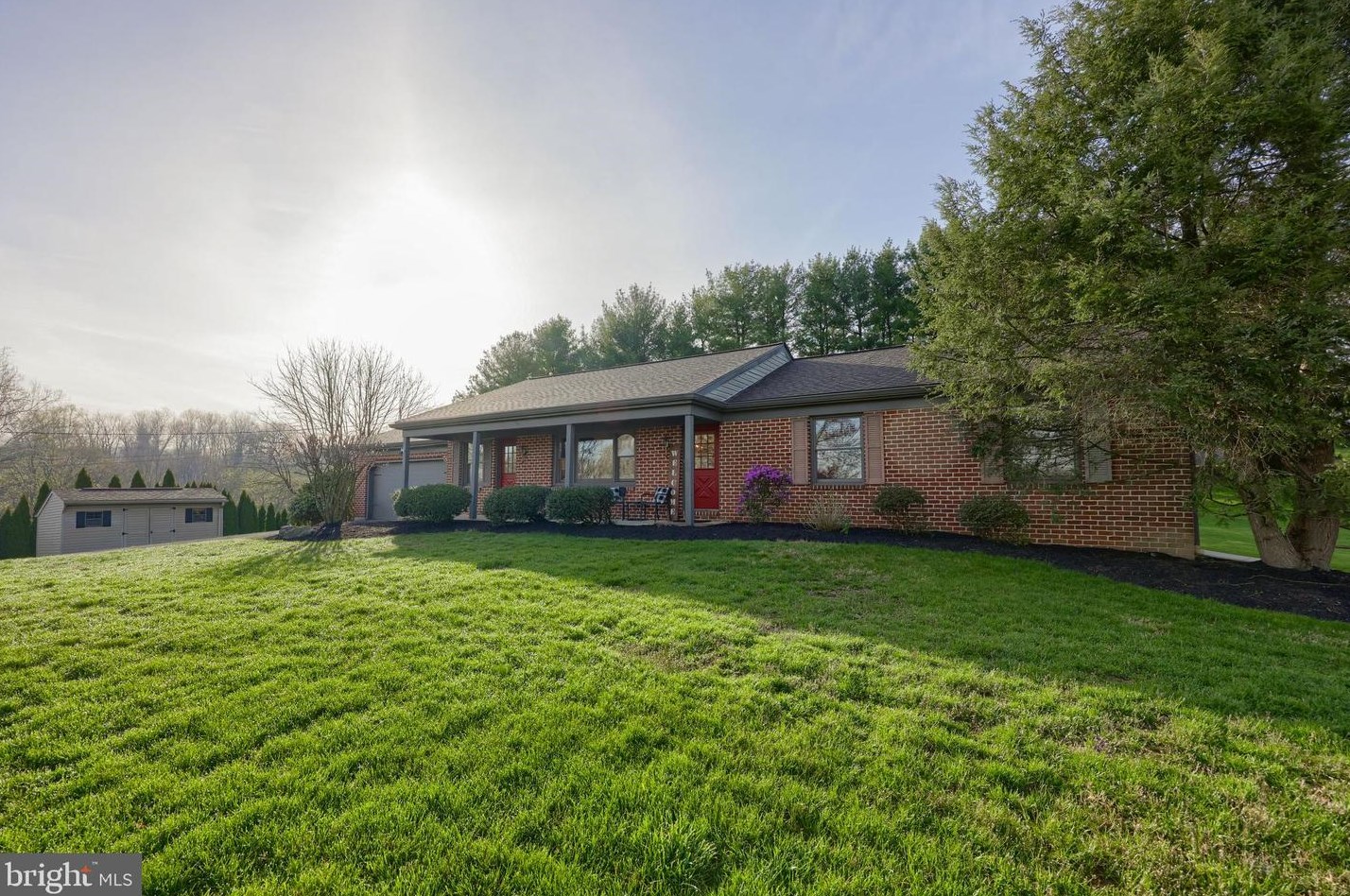 2112 Hollinger Rd, Lancaster PA  17602-4724 exterior