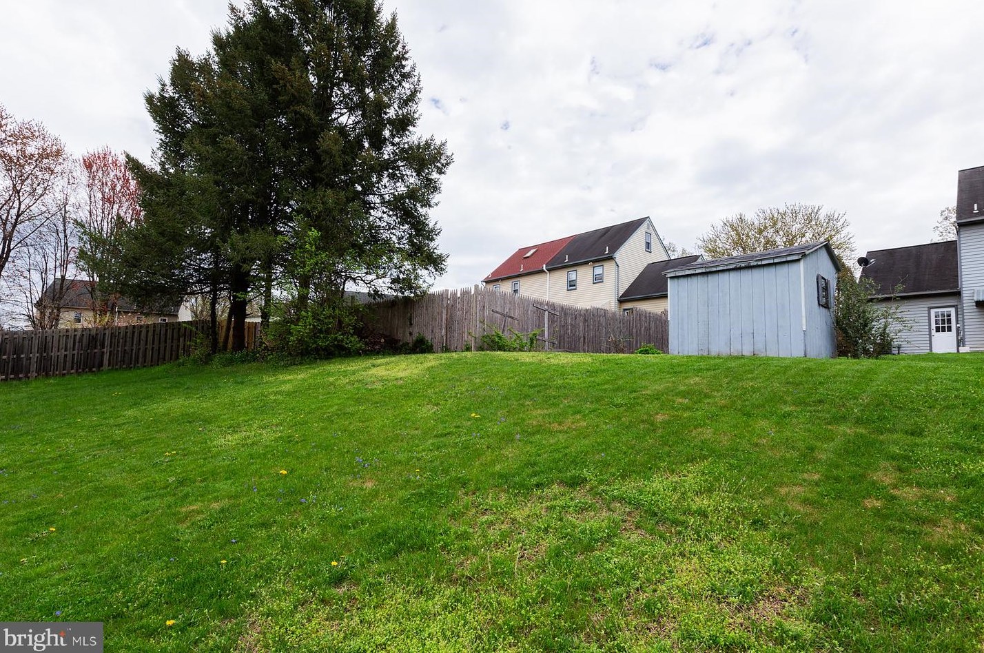 1612 Chadwick Cir, Lancaster PA  17603-9335 exterior