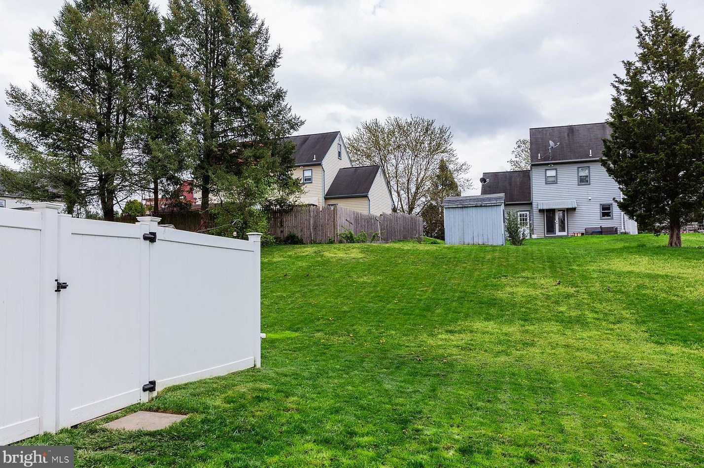 1612 Chadwick Cir, Lancaster PA  17603-9335 exterior