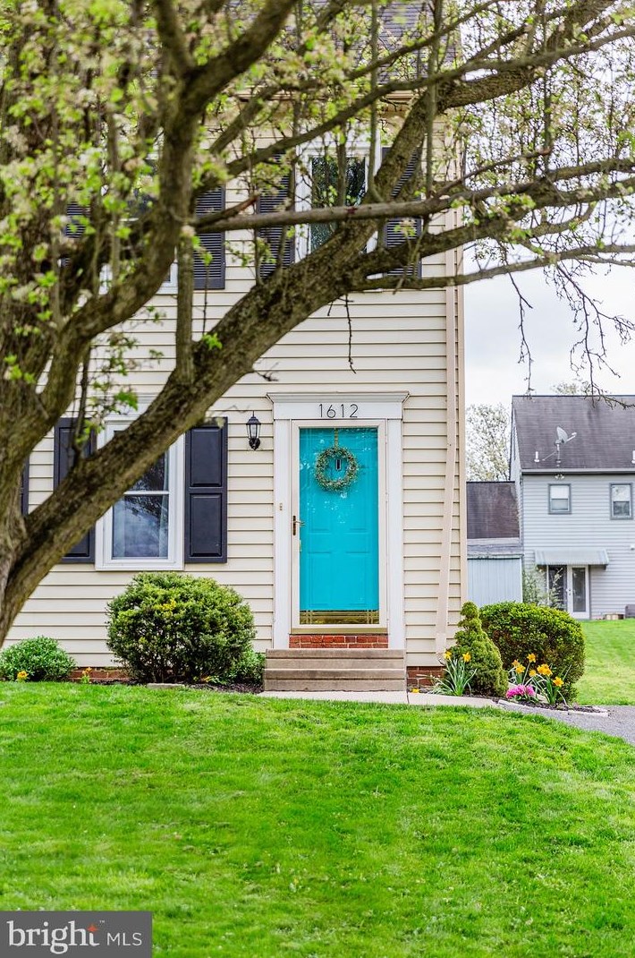 1612 Chadwick Cir, Lancaster PA  17603-9335 exterior