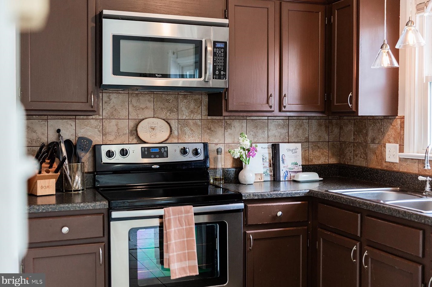1612 Chadwick Cir, Lancaster PA  17603-9335 exterior
