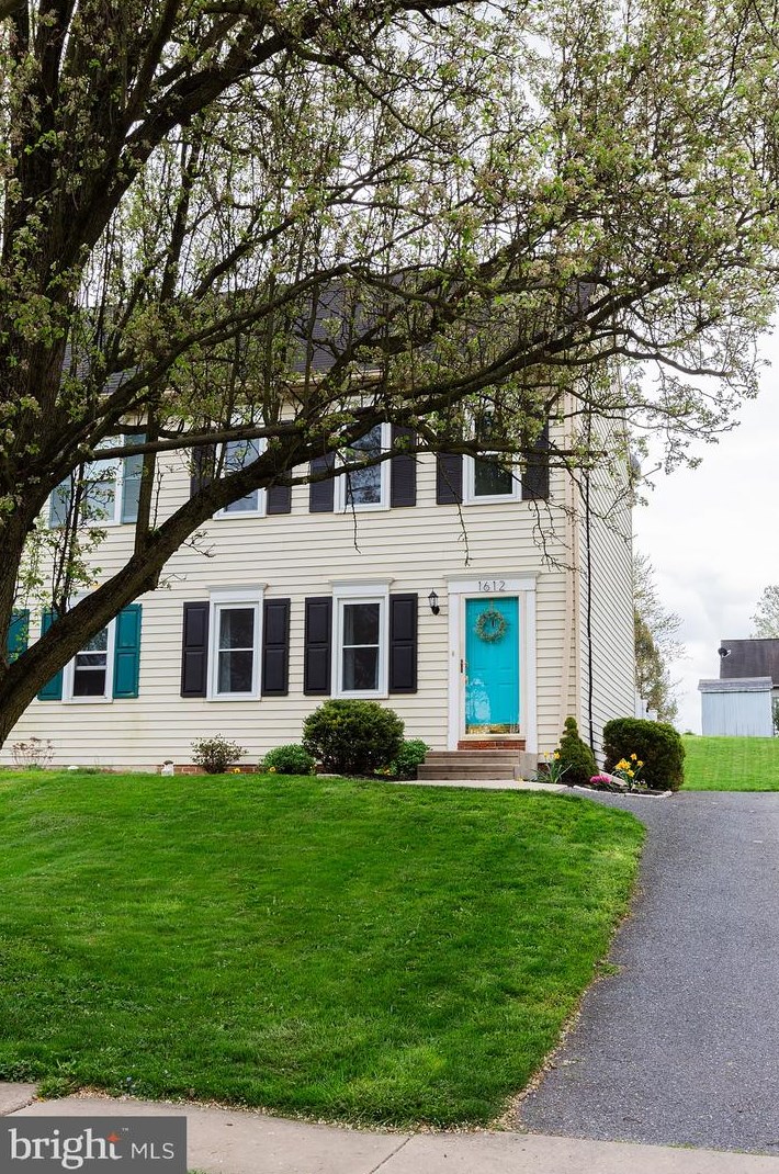 1612 Chadwick Cir, Lancaster PA  17603-9335 exterior