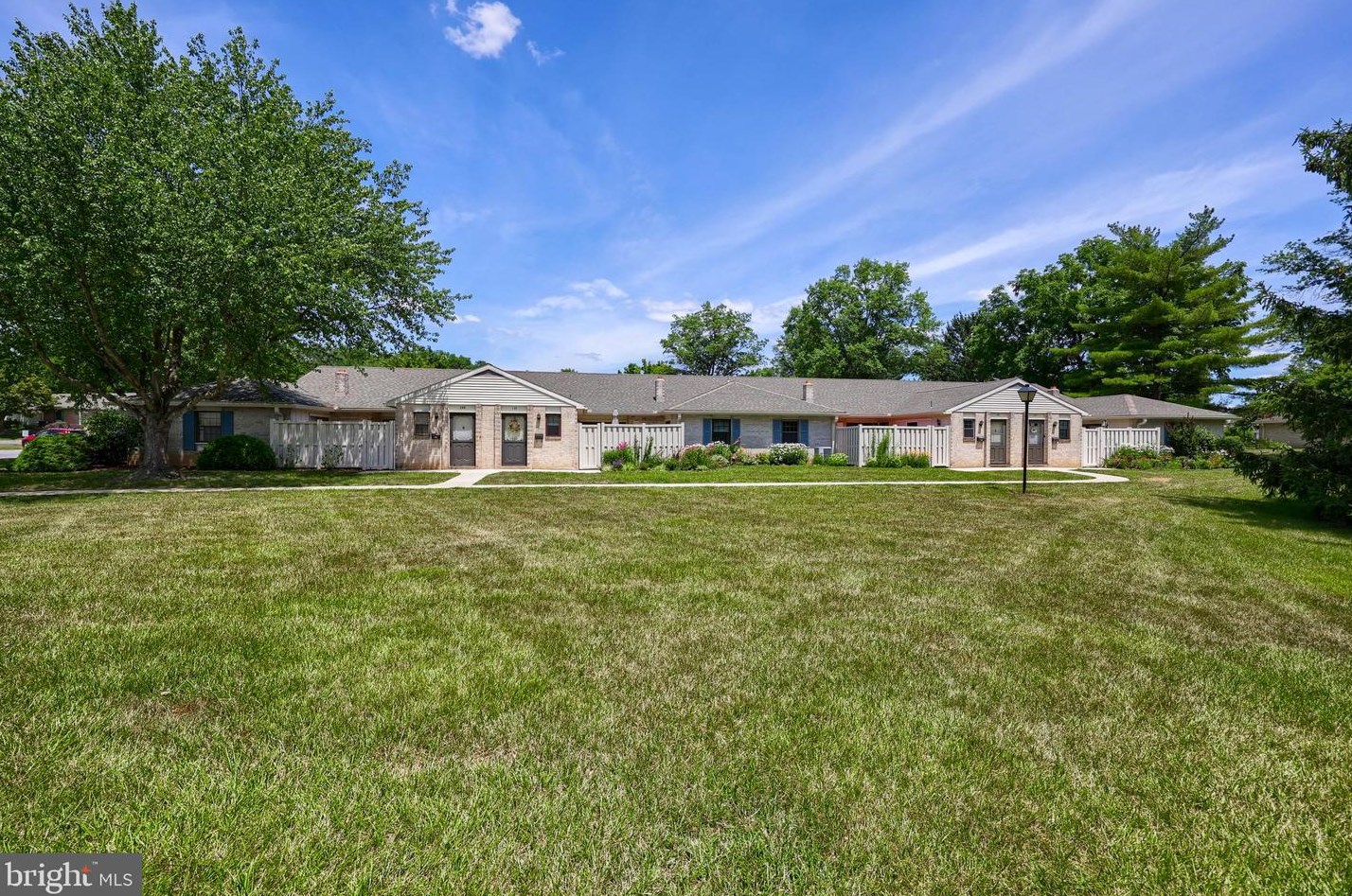 146 Valleybrook Dr, Lancaster PA  17601-4619 exterior