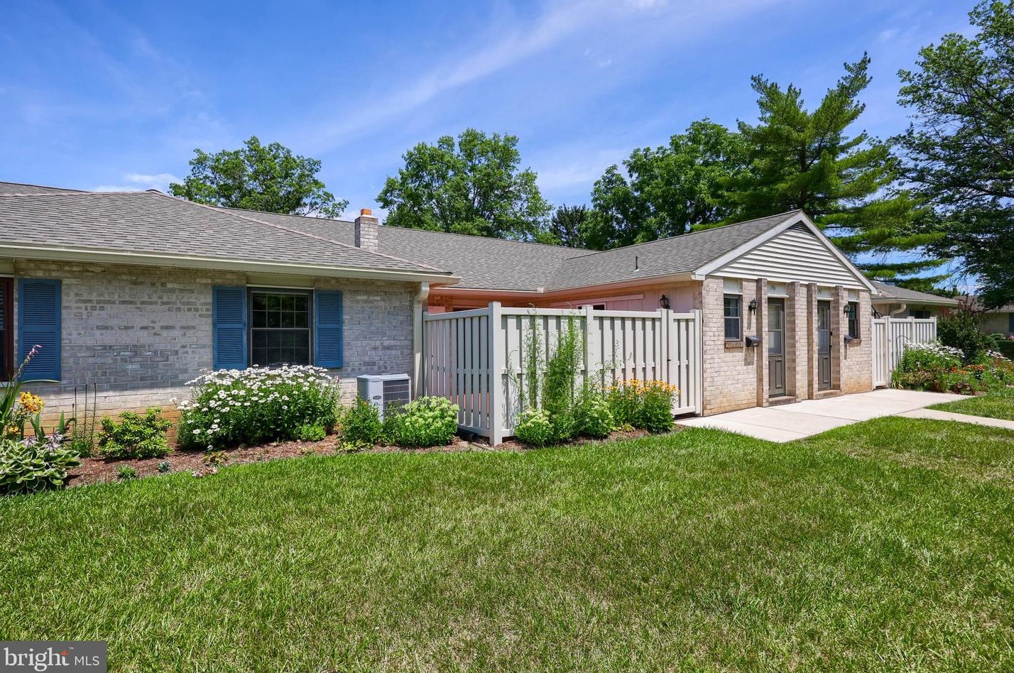 146 Valleybrook Dr, Lancaster PA  17601-4619 exterior