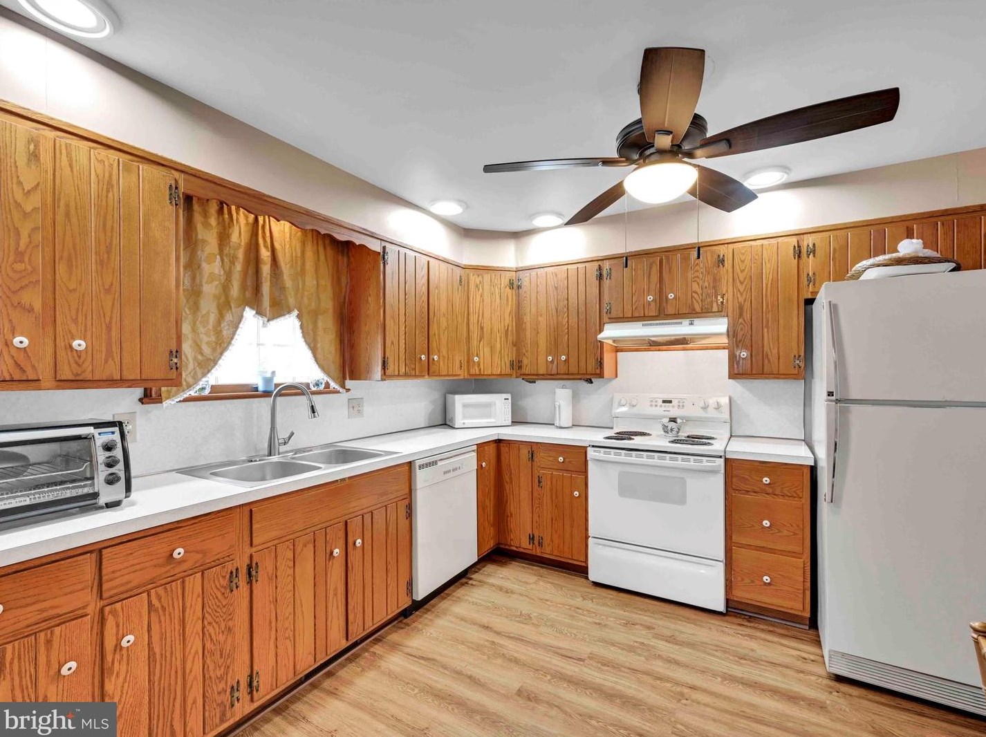 287 Longfellow Dr, Lancaster PA  17602-4017 exterior