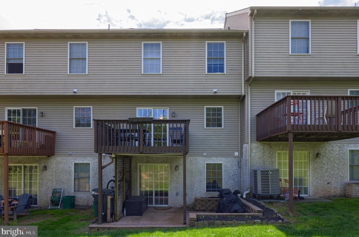 839 Knl Dr, Mount Joy PA  17552-9417 exterior