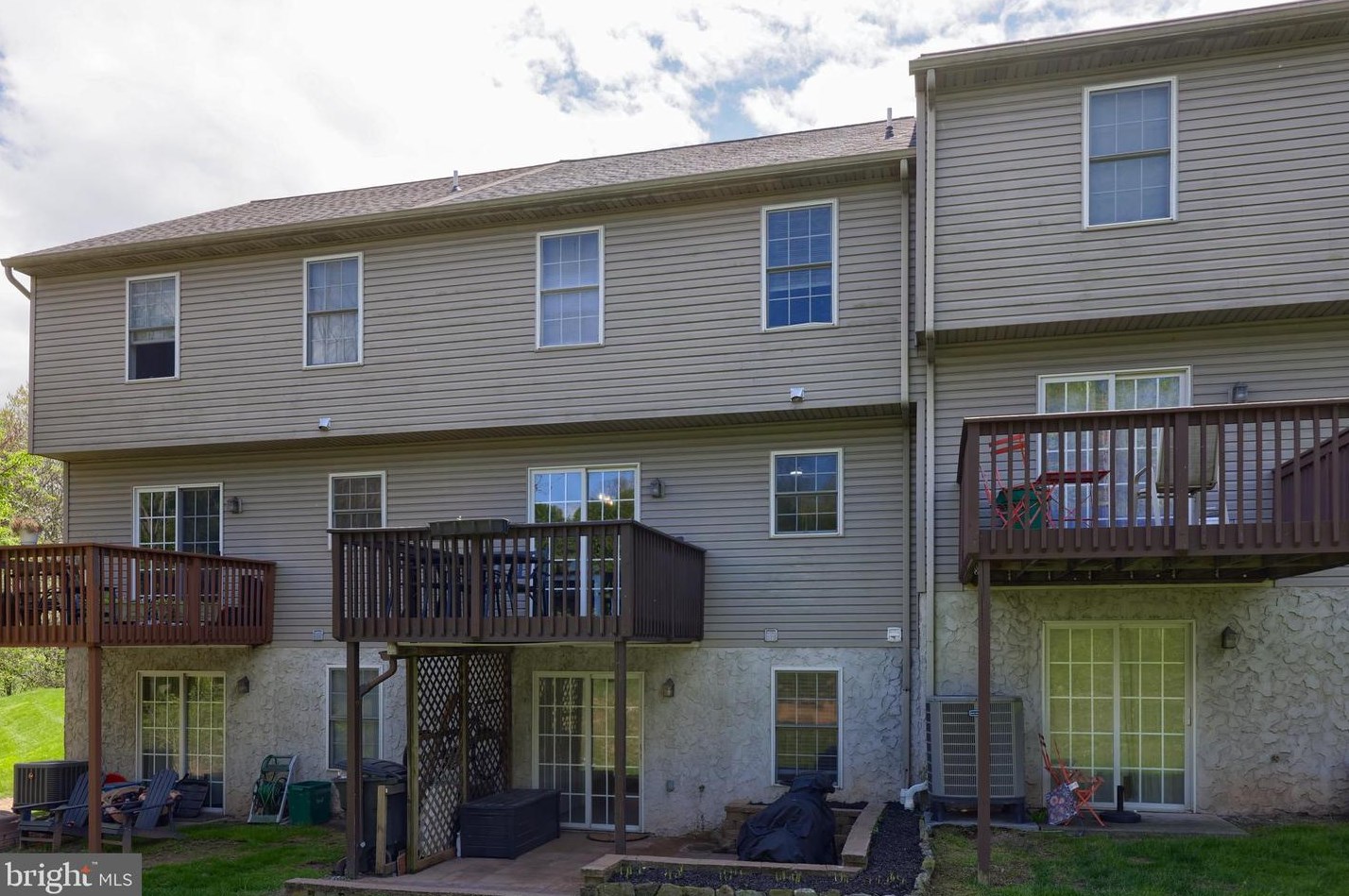 839 Knl Dr, Mount Joy PA  17552-9417 exterior
