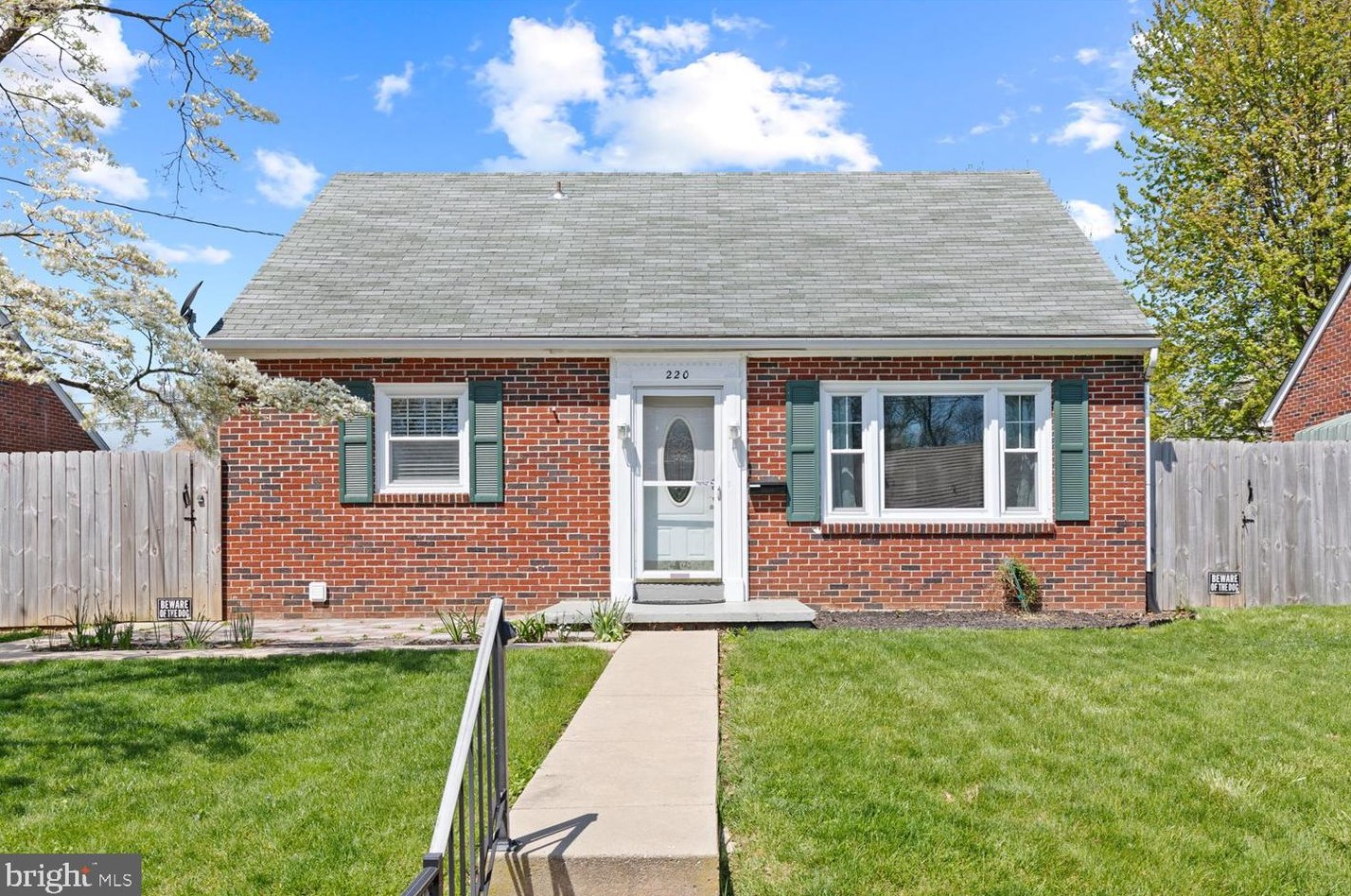 220 Penn Ave, Ephrata PA  17522-1730 exterior