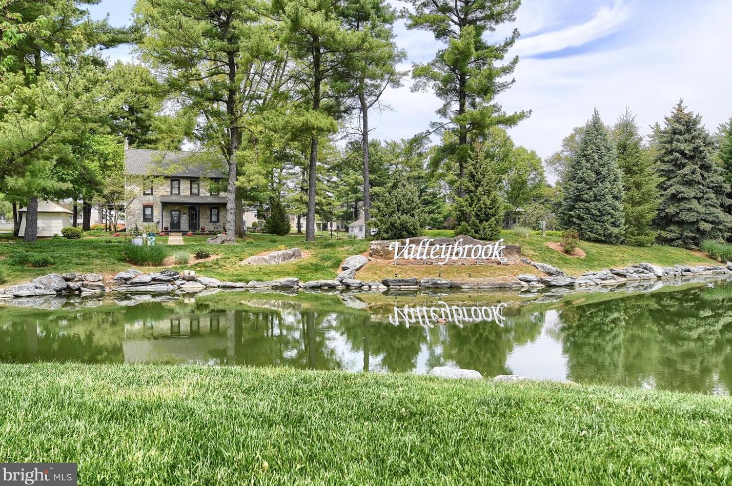 371 Valleybrook Dr, Lancaster PA  17601-4639 exterior