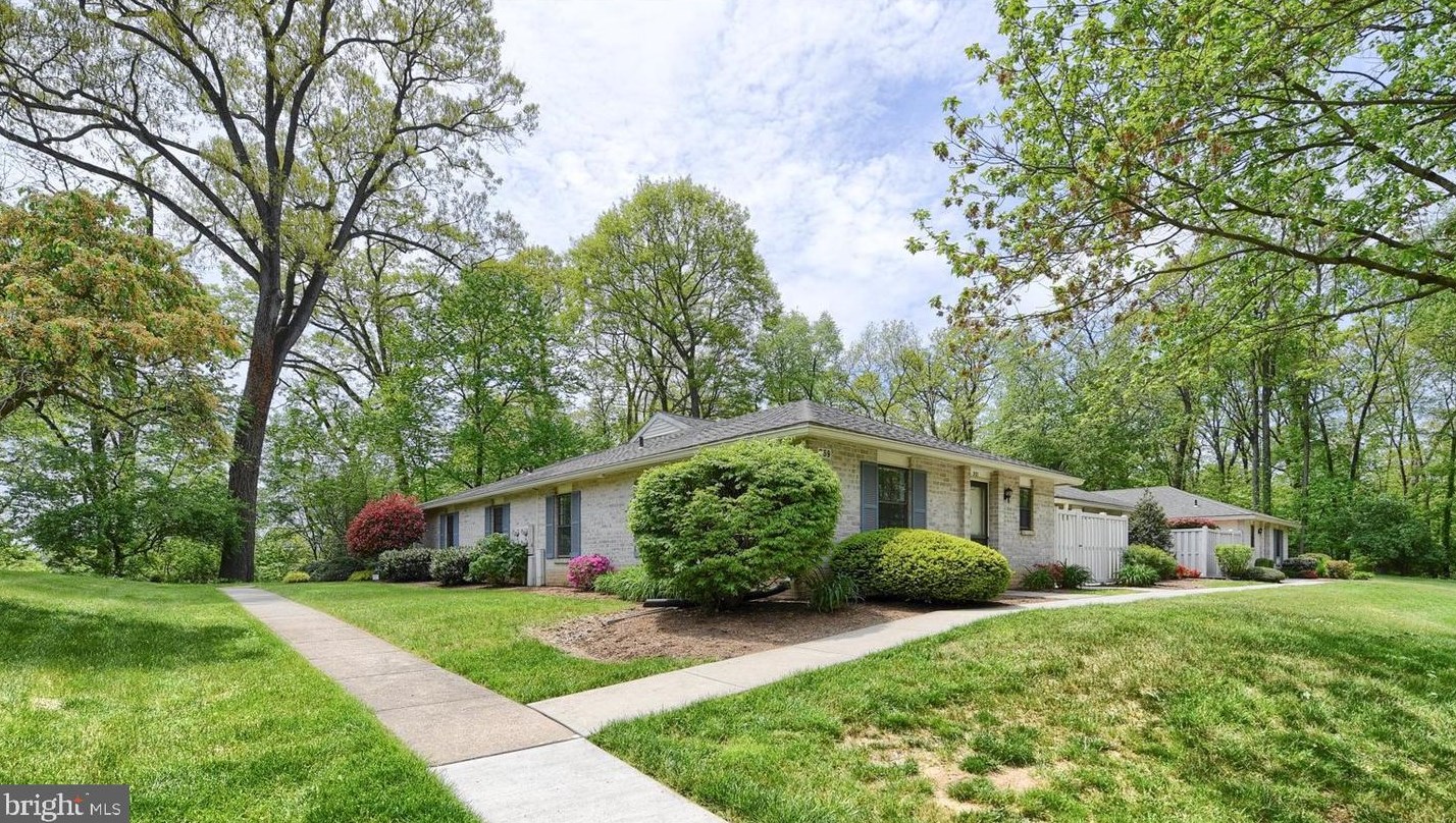 371 Valleybrook Dr, Lancaster PA  17601-4639 exterior