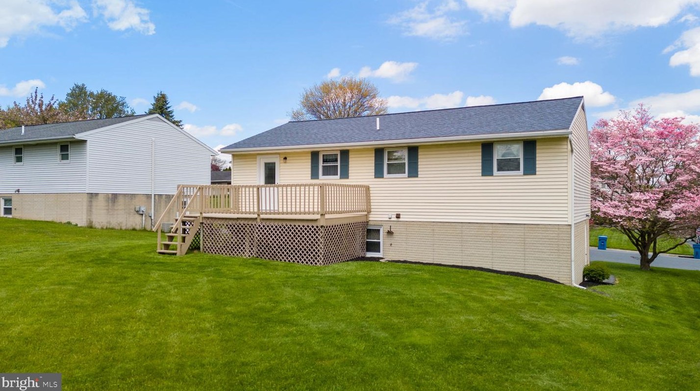 3076 Todd Ln, Lancaster PA  17601-1352 exterior