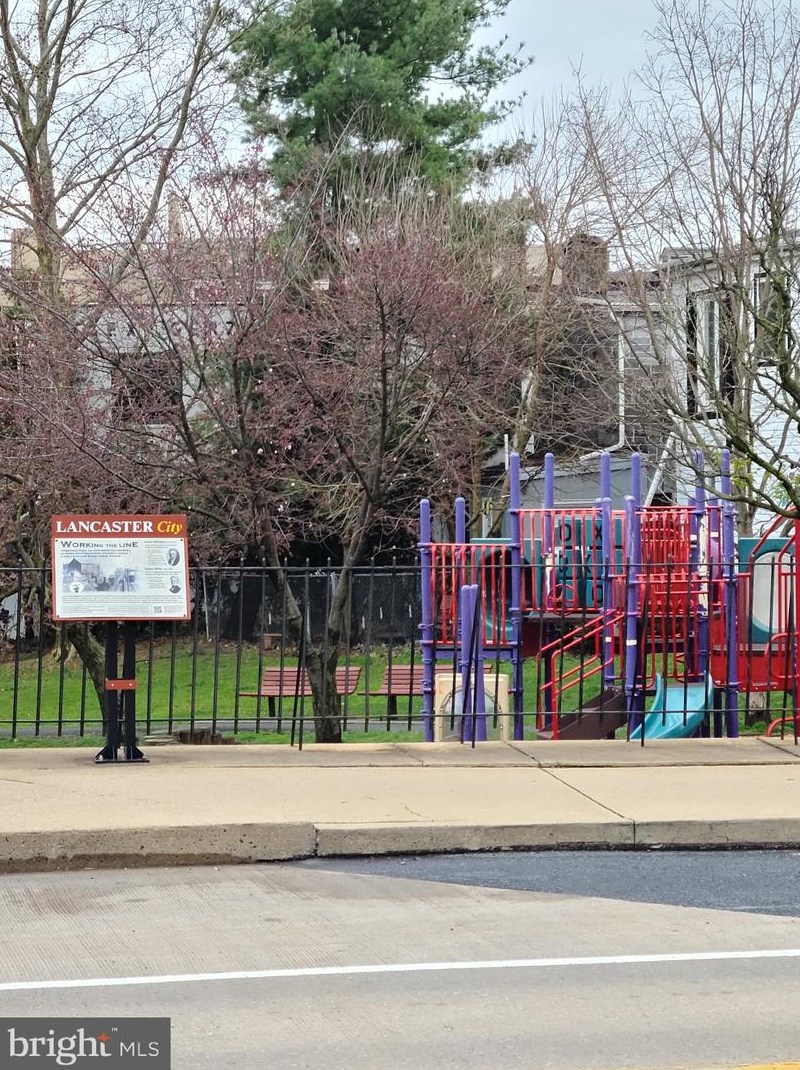243 James St, Lancaster PA  17603-2992 exterior