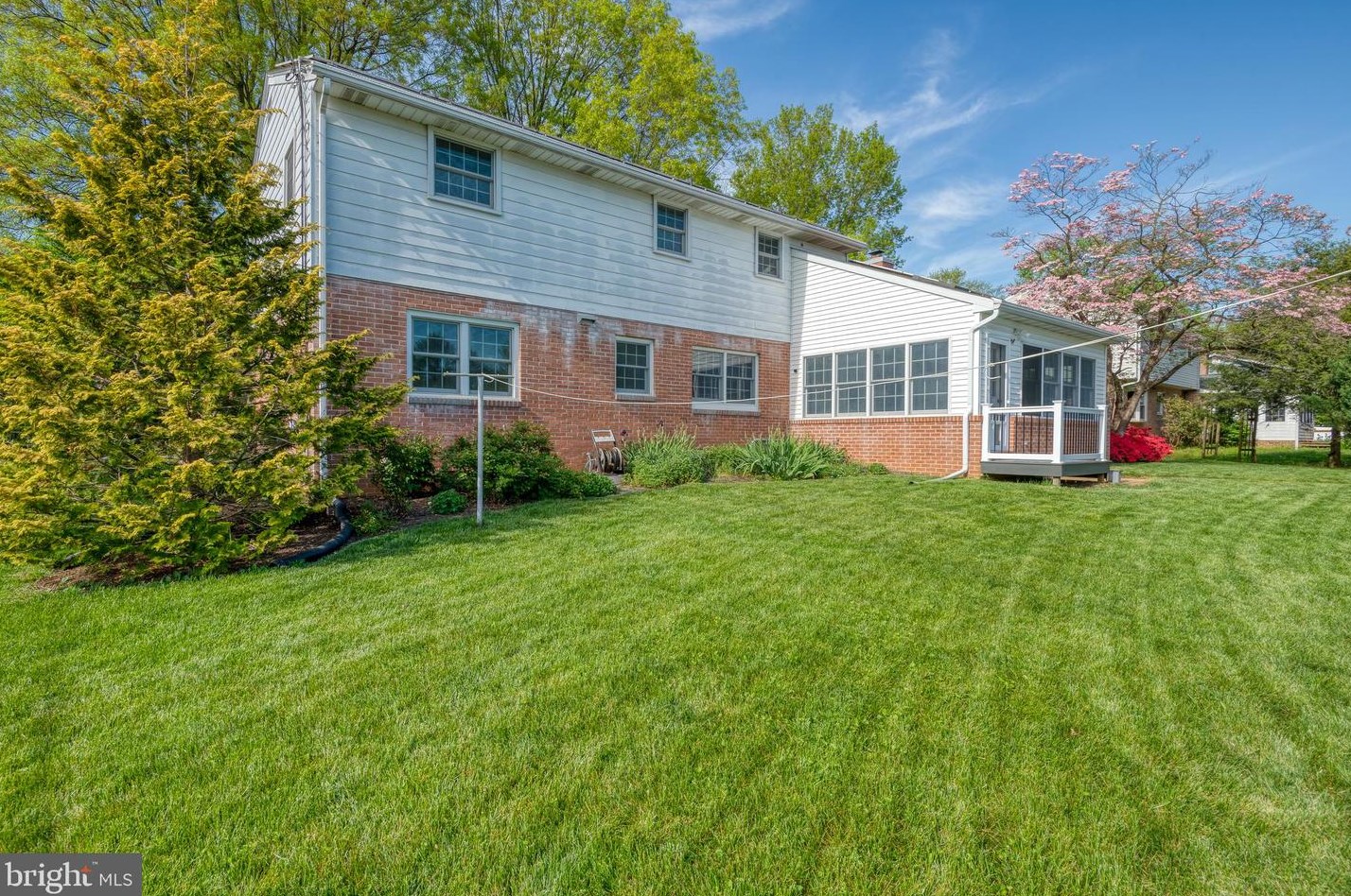 2025 Northbrook Dr, Lancaster PA 17601-4918 exterior