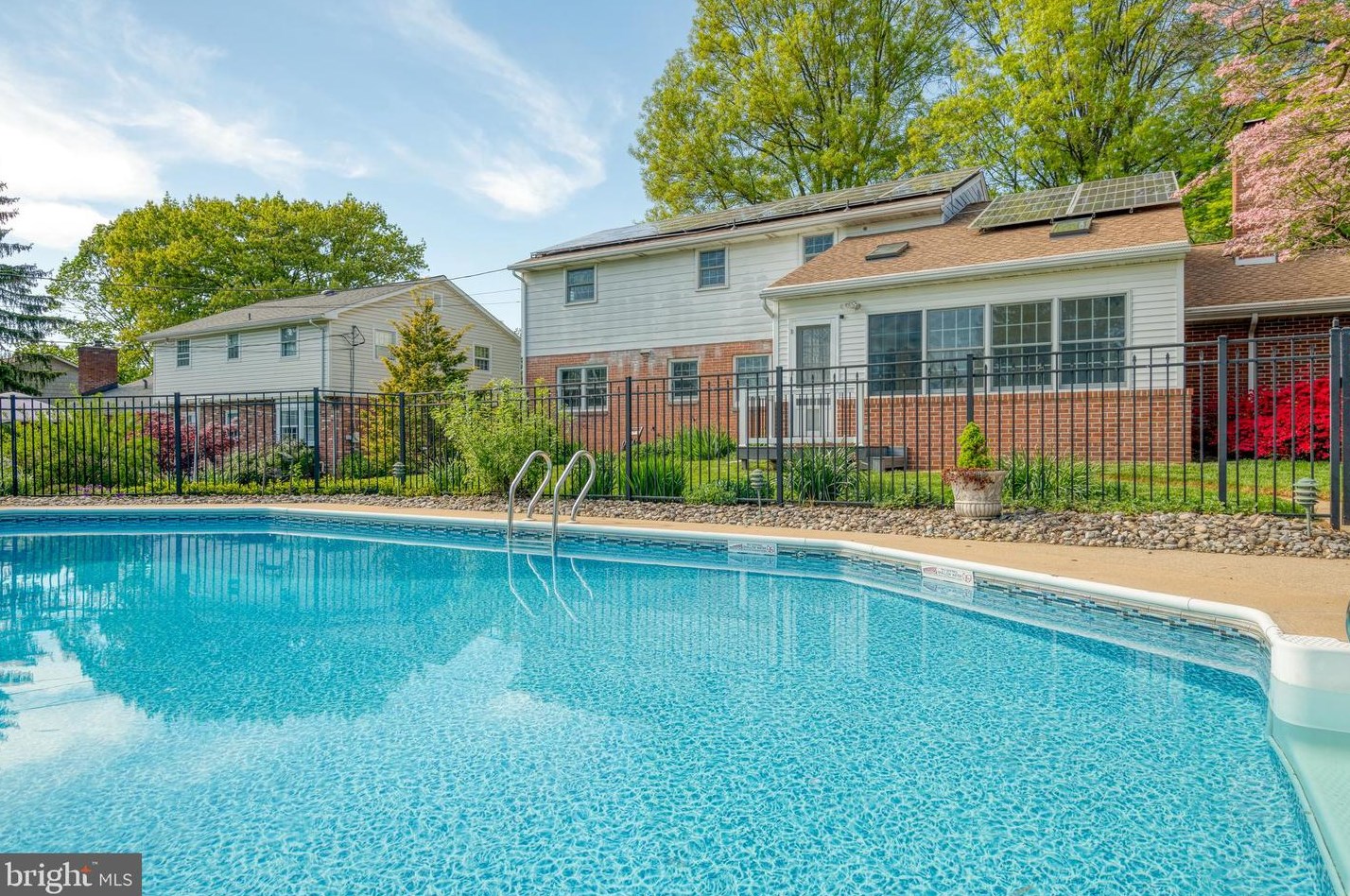 2025 Northbrook Dr, Lancaster PA 17601-4918 exterior