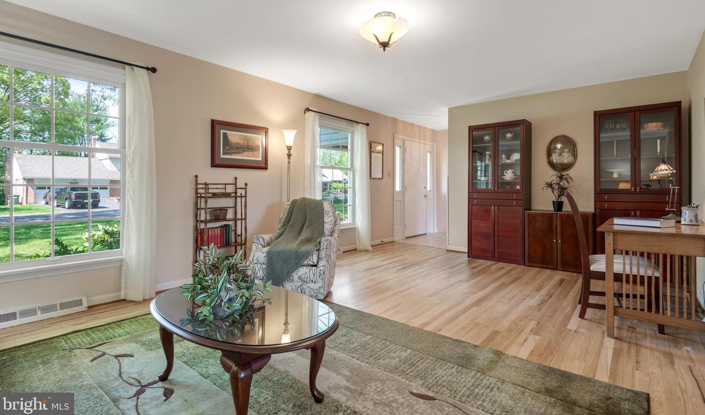 2025 Northbrook Dr, Lancaster PA 17601-4918 exterior