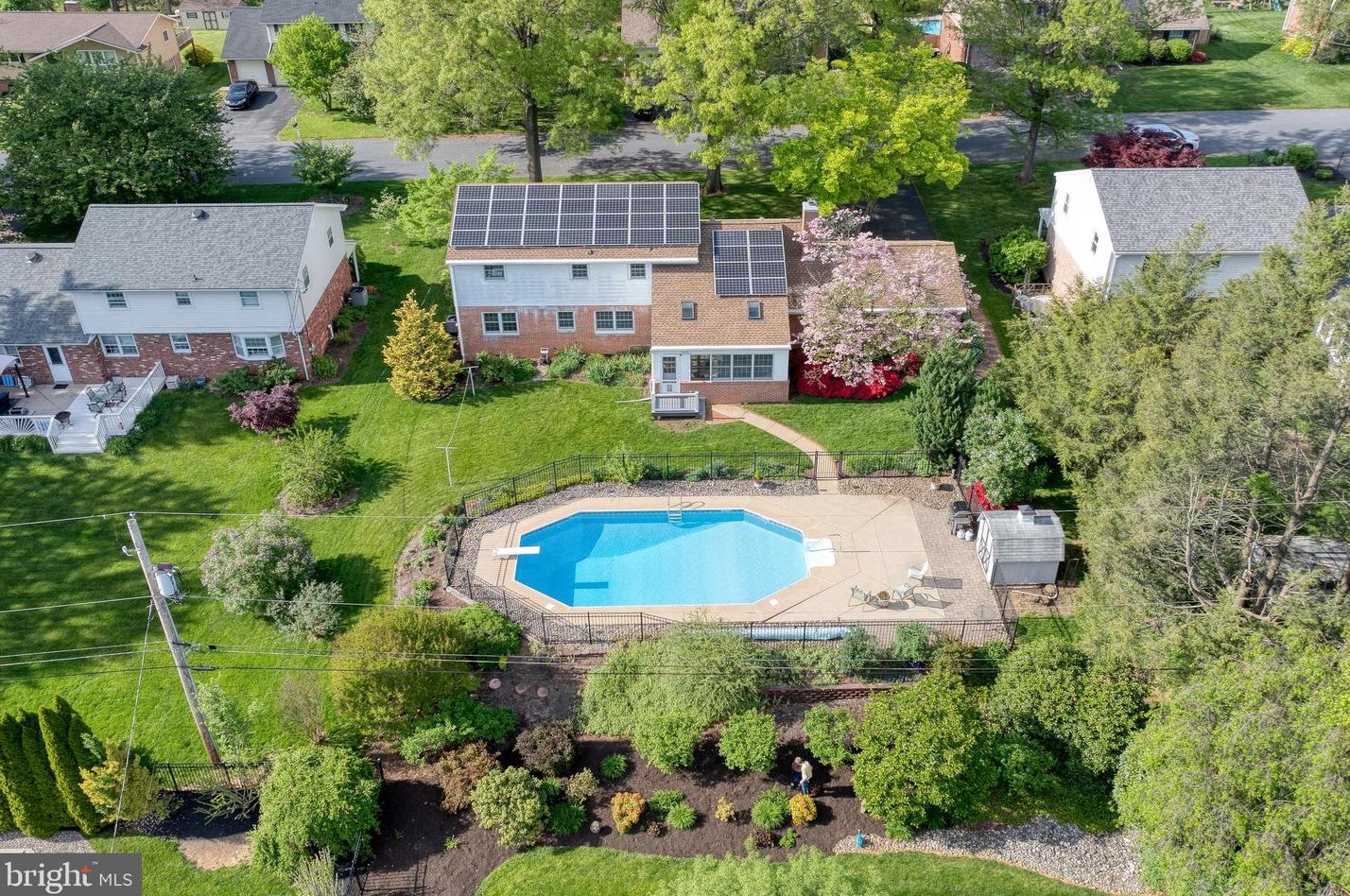 2025 Northbrook Dr, Lancaster PA 17601-4918 exterior