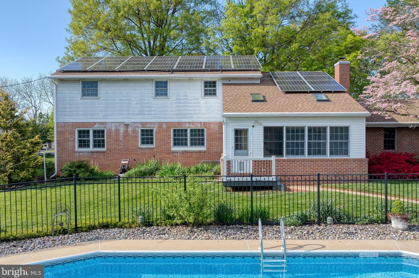 2025 Northbrook Dr, Lancaster PA 17601-4918 exterior