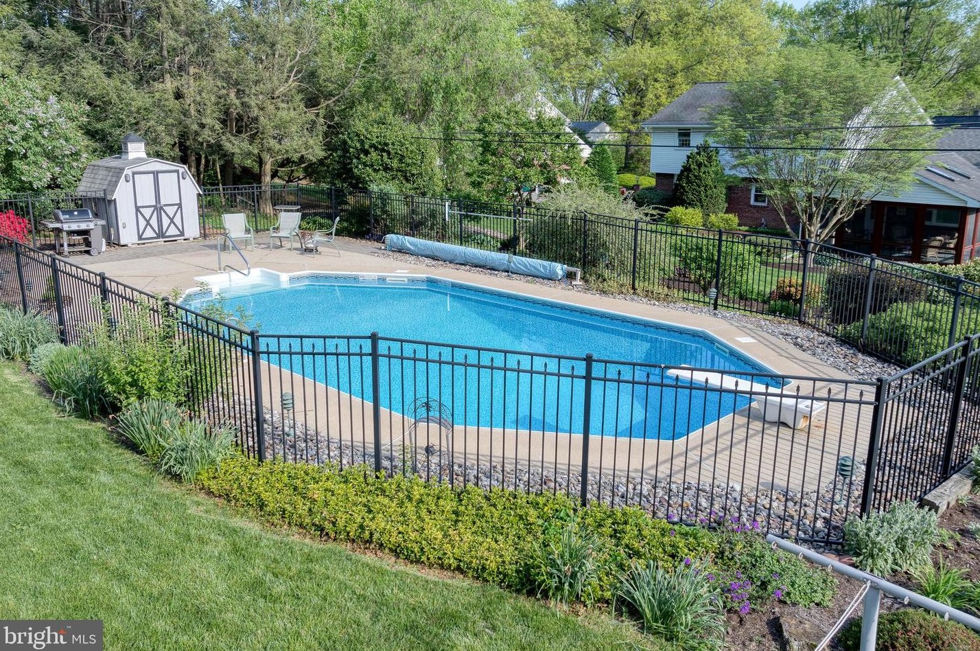 2025 Northbrook Dr, Lancaster PA 17601-4918 exterior