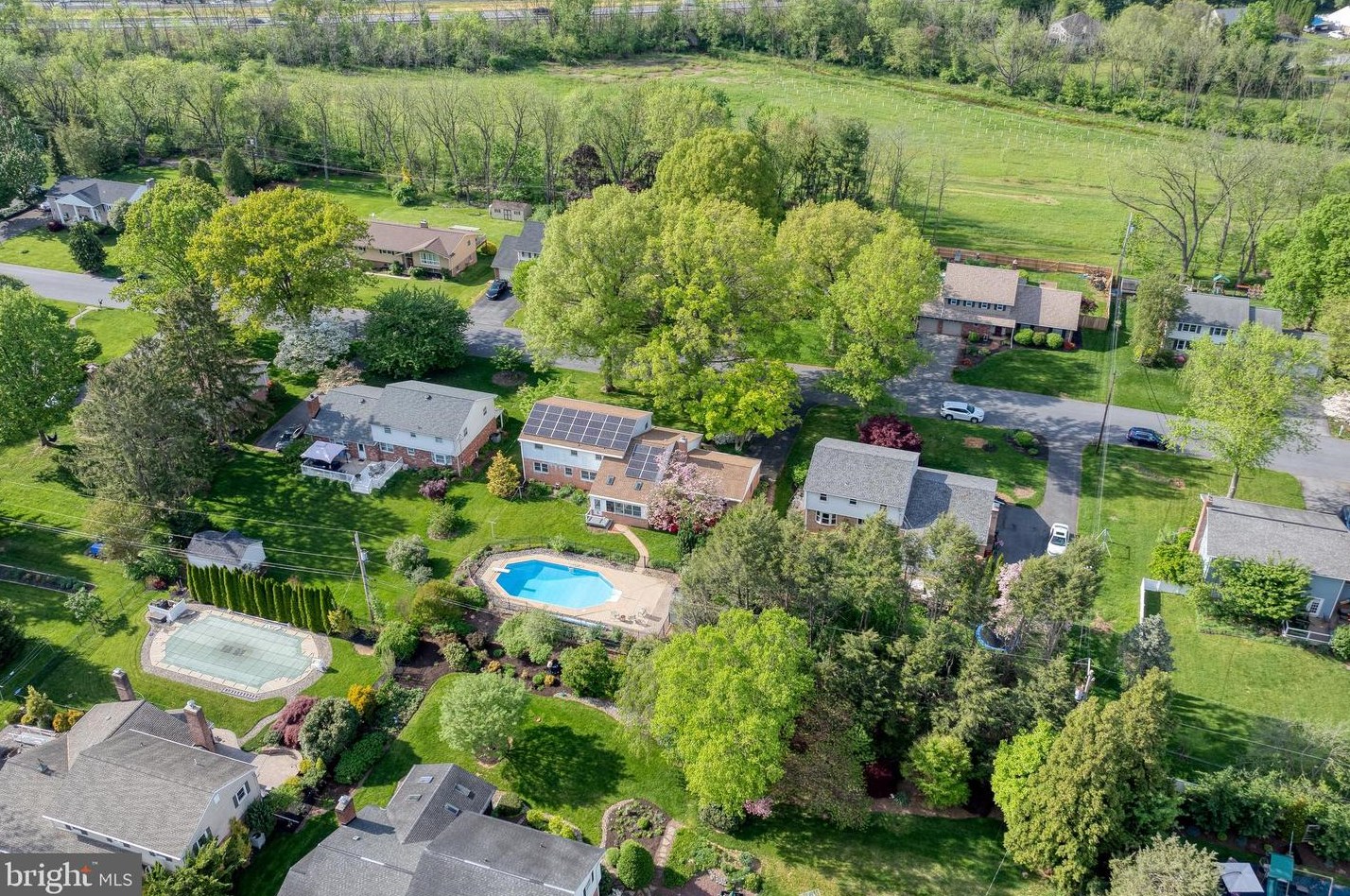 2025 Northbrook Dr, Lancaster PA 17601-4918 exterior