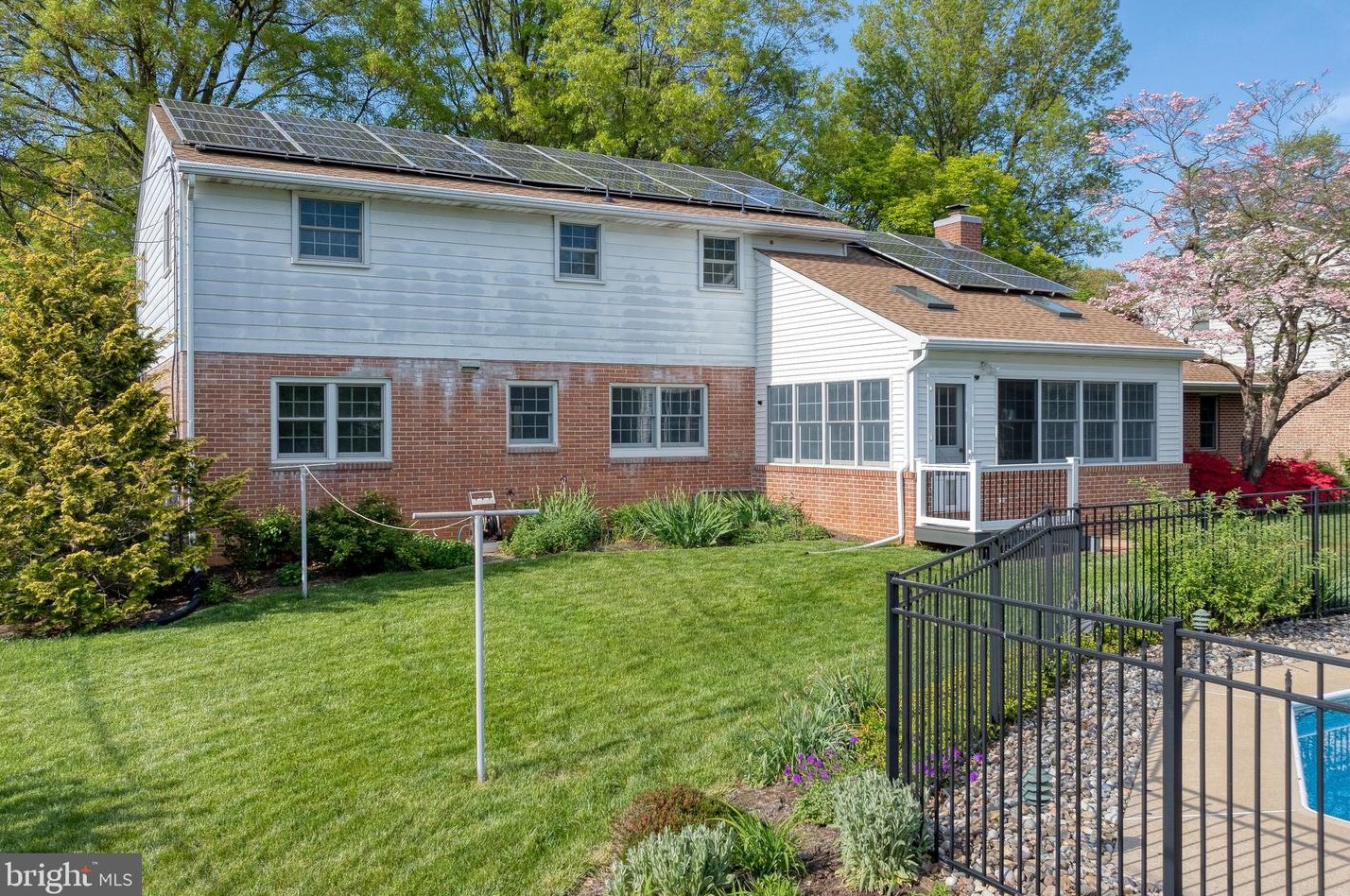 2025 Northbrook Dr, Lancaster PA 17601-4918 exterior