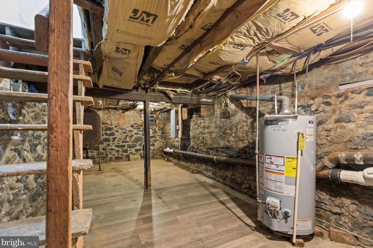 64 Locust St, Lancaster PA 17602-3635 exterior