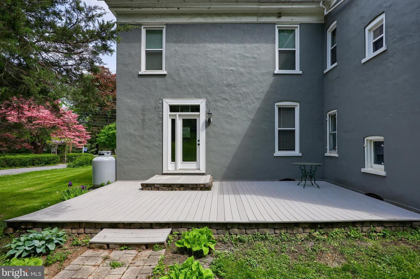 2404 Lititz Pike, Lancaster PA  17601-3608 exterior