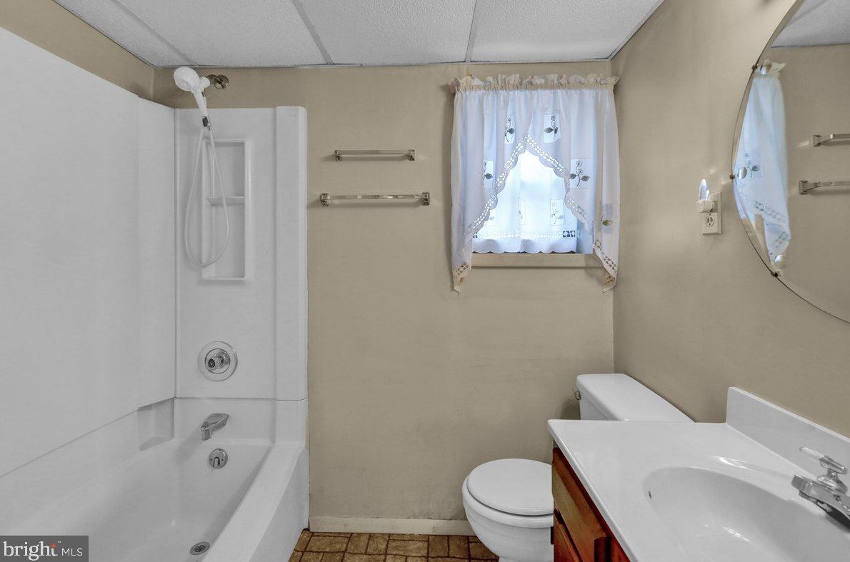 51 Gln Oaks Dr, Lancaster PA  17603-6445 exterior