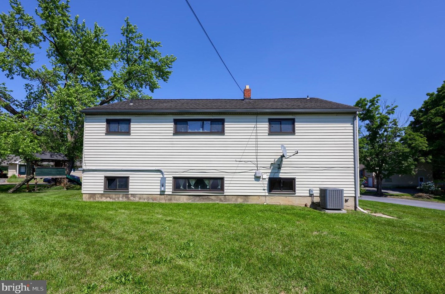 2621 Pike Ln, Lancaster PA  17603 exterior