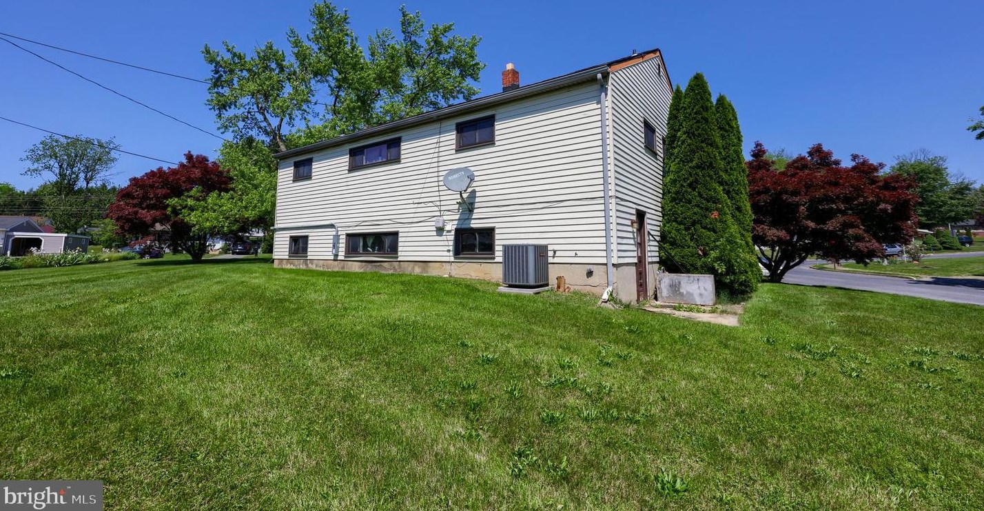 2621 Pike Ln, Lancaster PA  17603 exterior