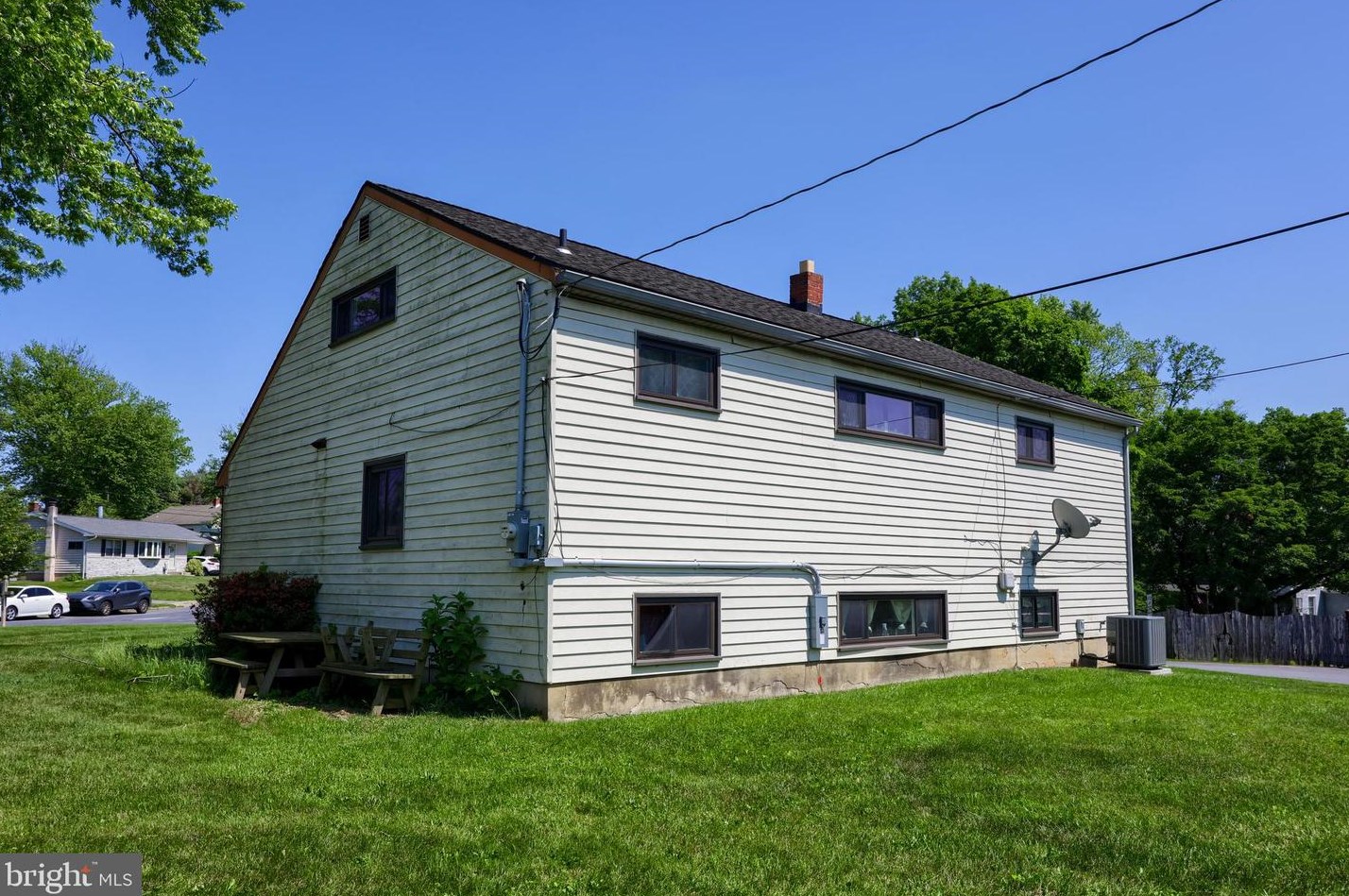 2621 Pike Ln, Lancaster PA  17603 exterior