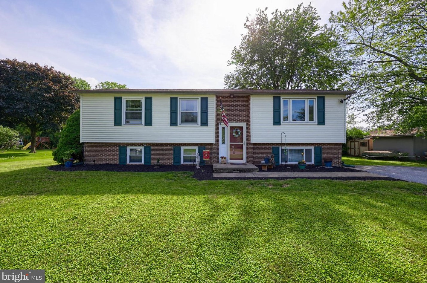 390 Holly Ann Dr, Landisville PA  17538-1039 exterior