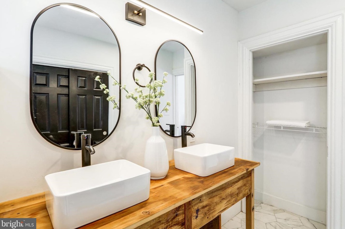 3 Locust St, Lancaster PA 17602-3607 exterior